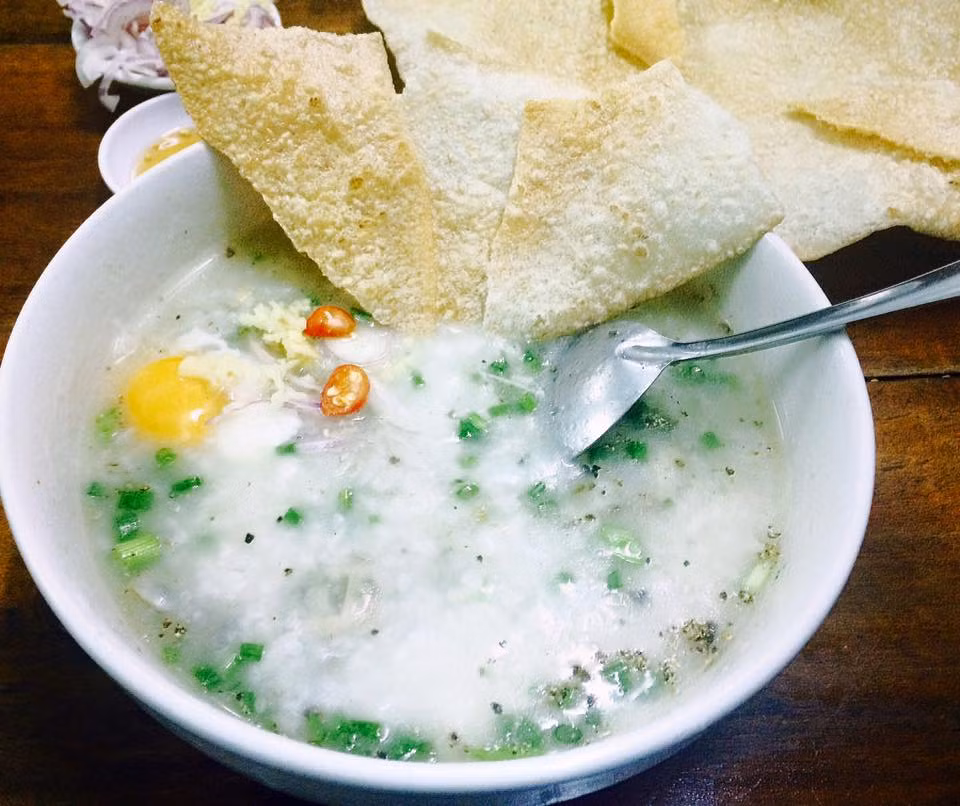 Ở Phú Yên, bạn có thể thỏa sức thưởng thức món cháo hàu ở các quán vỉa hè cho đến nhà hàng sang trọng với giá từ 20.000-25.000/đồng bát. Nếu muốn thưởng thức cháu hàu vào buổi sáng, bạn có thể ăn ở quán ăn trên đường Nguyễn Huệ hay trên tại địa chỉ 363 Lê Lợi vào bất cứ thời điểm nào trong ngày. (Ảnh: Cẩm Linh)