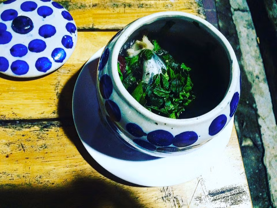 Điều đặc biệt ở món ăn này là, khi đã được nấu chín, người dân ở đây sẽ đặt hũ đựng mắt cá trên 1 cái đĩa, xếp 2 viên cồn khô ở 2 bên, đốt lửa trực tiếp để làm nóng món ăn. Món mắt cá ngừ thơm nồng mùi cá chín quyện với vị cay của gừng tươi, vị ngọt thơm của thuốc bắc, ăn kèm rau tía tô thái nhỏ ngon khó cưỡng. Bạn có thể thưởng thức món ăn này ở các quán vỉa hè, nhà hàng hoặc khách sạn tại Phú Yên với giá từ 25.000 đến 35.000 đồng.