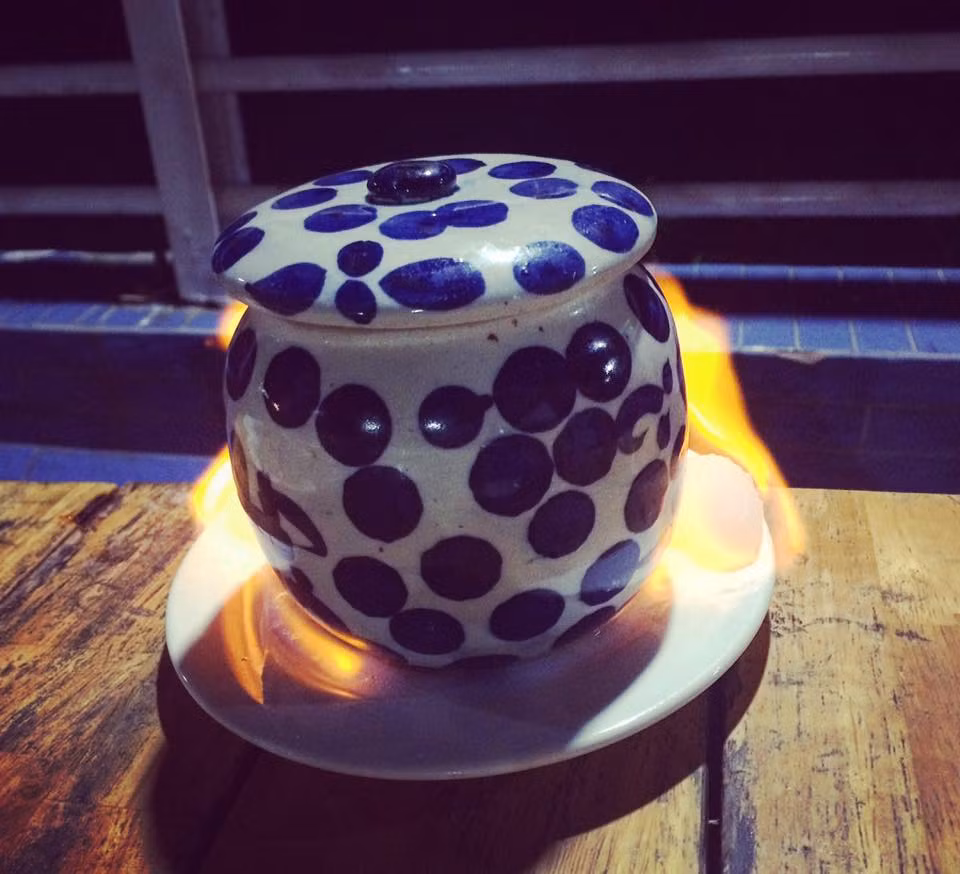 Mắt cá ngừ đại dương. Để chế biến món ăn này, các đầu bếp ở đây tách riêng mắt cá ngừ rồi cho vào 1 hũ đất nung nhỏ, kết hợp với các nguyên liệu thuốc bắc khác như táo tàu, kỷ tử và gừng tươi để chống tanh, kèm thêm một vài loại rau thơm.