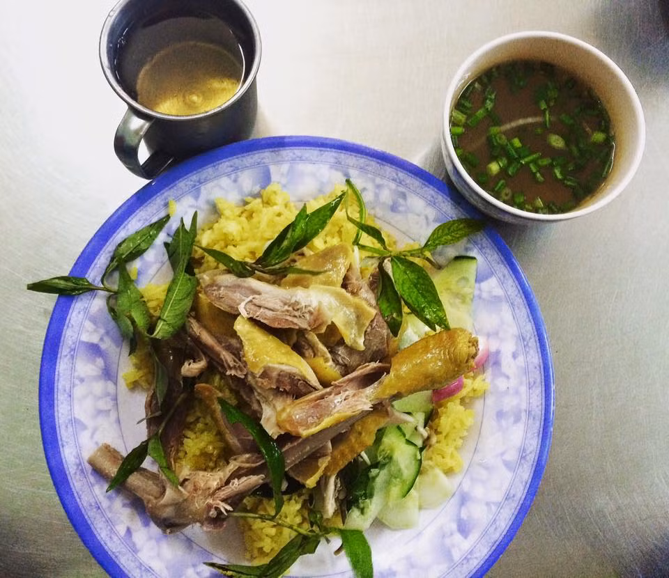 Những hạt cơm vàng ruộm, gà luộc xé dai dai, ngọt đậm ăn kèm với dưa chuột thanh mát, hành tím ngâm chua, nước chấm dầm ớt khiến bất kỳ ai từng thưởng thức một lần đều nhớ mãi. Nếu có cơ hội ghé qua đây, bạn có thể thưởng thức cơm gà Thiên Hương, cơm gà Tuyết Nhung.