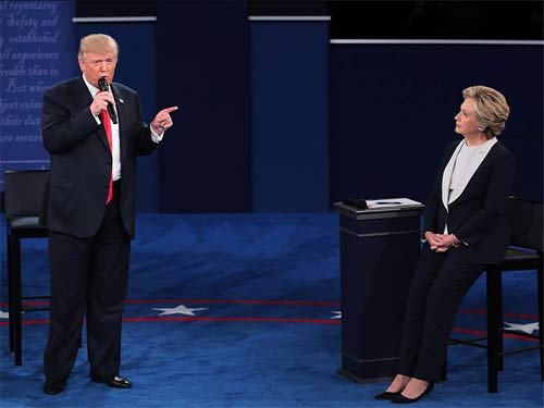 Ông Donald Trump sở hữu cả dòng hàng thời trang Donald J Trump có sản phẩm đồ suit nam giới. Tuy nhiên ông không mặc thương hiệu của mình mà ưu ái đồ bộ của Brioni trong rất nhiều năm nay.