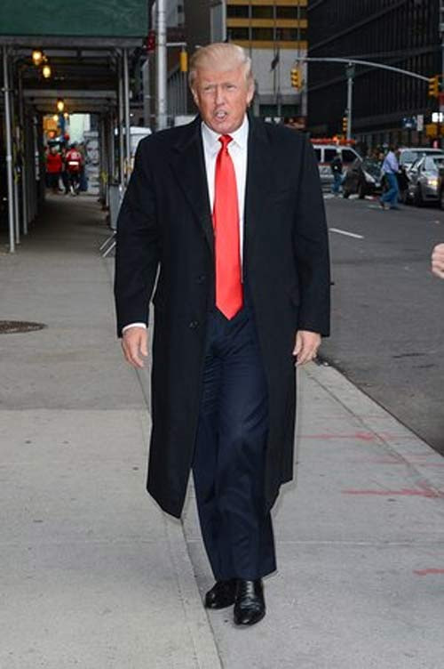 Mặc dù Donald Trump chi nhiều tiền cho trang phục, nhưng có nhiều ý kiến không đánh giá cao sự lựa chọn thời trang của ông. Trang Bussines Inside nhận xét, đồ bộ của ngài Trump trông không đắt tiền như giá trị thật của nó bởi dáng quá rộng, quần thường hơi dài và ca vát cũng dài nốt, có lẽ do sở thích riêng của ông.