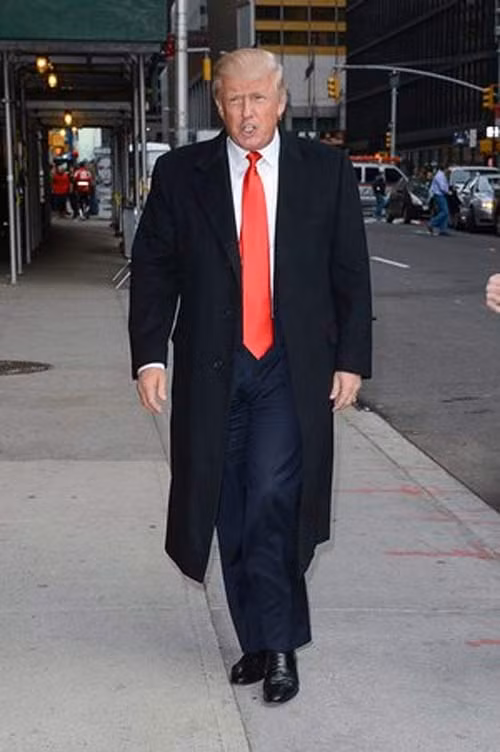 Mặc dù Donald Trump chi nhiều tiền cho trang phục, nhưng có nhiều ý kiến không đánh giá cao sự lựa chọn thời trang của ông. Trang Bussines Inside nhận xét, đồ bộ của ngài Trump trông không đắt tiền như giá trị thật của nó bởi dáng quá rộng, quần thường hơi dài và ca vát cũng dài nốt, có lẽ do sở thích riêng của ông.