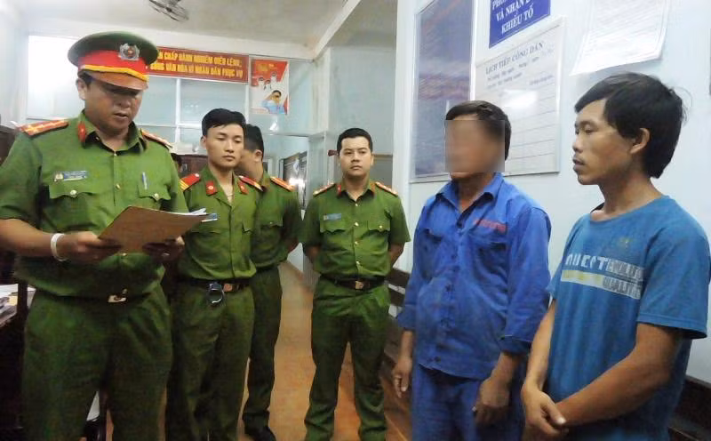 Công an đọc lệnh bắt giam với Đinh Văn Quân (áo thun xanh, bìa phải)