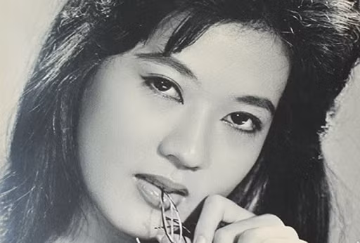 Nét đẹp sang trọng, quý phái và đậm chất Á Đông của bà luôn khiến những người mộ điệu phải trầm trồ khen ngợi. Thanh Nga đã được công chúng ưu ái dành tặng cho danh hiệu "nữ hoàng sân khấu".