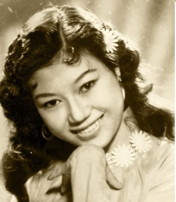 Người thứ hai trong tứ đại mỹ nhân Sài Gòn là Kim Cương, bà sinh năm 1937, được mệnh danh là một kỳ nữ của làng sân khấu kịch nói miền Nam.