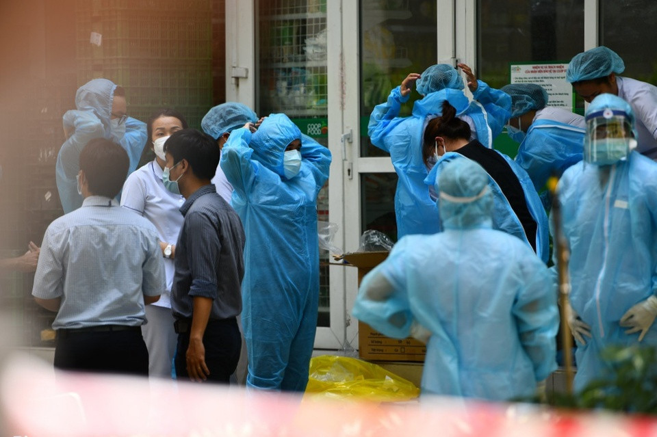 Chung cư Sunview tại TP Thủ Đức bị phong tỏa vì có ca dương tính COVID-19. Ảnh: Phạm Ngôn.