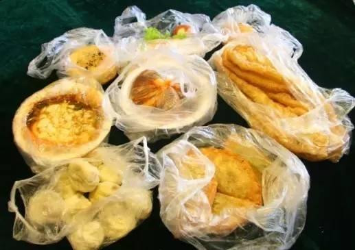 Khi thực phẩm đựng trong túi nilon loại thứ hai, các hóa chất này có thể ngấm vào thức ăn, sau đó hấp thụ vào cơ thể, kể cả với các dạng màng bọc thực phẩm.