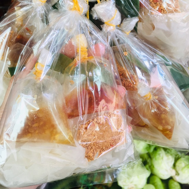 Đặc biệt, nhiều người dùng túi nilon đựng thực phẩm nóng như sữa đậu, nước ngô, nước canh, cơm… ở mức khoảng 70-80 độ C. Hay, màng bọc nilon bị nóng chảy sau khi làm hâm thức ăn trong lò vi sóng dễ dàng thôi nhiễm chất DOP (dioctin phatalat) vào thực phẩm gây nhiều hệ lụy cho sức khỏe.