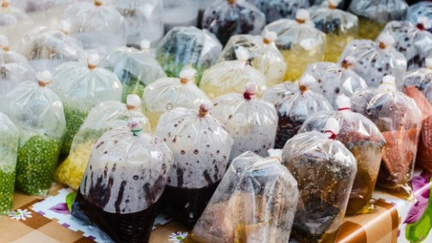 Loại thứ hai chính là túi ni lông tái chế từ nhiều sản phẩm nhựa đã qua sử dụng như thùng sơn, lọ tẩy bồn cầu... Trong quá trình tái chế, nhựa thủ công sẽ hấp thu các kim loại nặng như cadimi, chì vốn là những chất dẫn đến bệnh ung thư.