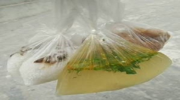 Do đó, để đảm bảo an toàn sức khỏe, người dùng cần lựa chọn các loại túi nilon phù hợp mục đích sử dụng. Nên chọn loại túi có màu trong suốt, không sờn rách, co kéo hoặc nhăn nhúm. Tránh sử dụng các loại túi nilon màu, càng màu sắc thì càng độc.