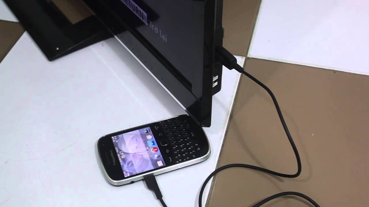 Sạc điện thoại bằng tivi: Đây là một mẹo công nghệ ít người biết đến. Nếu bạn mất/hỏng cục sạc và chưa kịp mua thì tivi là giải pháp hữu ích. Hãy tìm cổng USB trên tivi và cắm sợi cáp vào, bạn có thể sạc điện thoại như bình thường rồi.