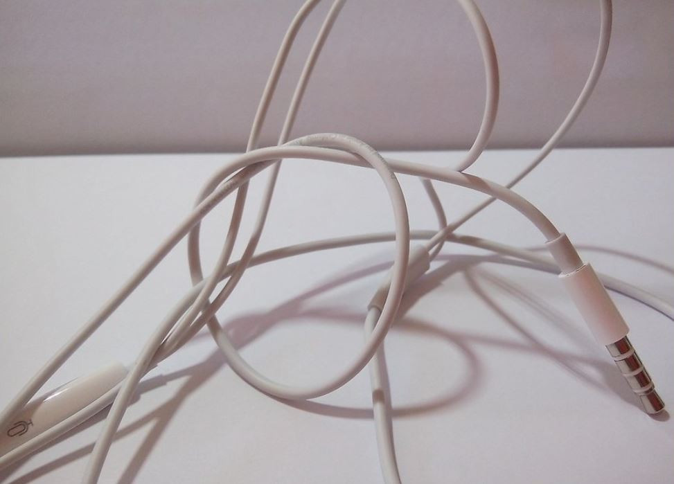 Giữ cho dây tai nghe không bị rối: Để chúng không xoắn tít vào nhau, bạn hãy quấn quanh một chiếc thẻ quà tặng (hay bất kỳ chiếc thẻ nào mà bạn ít sử dụng) “cơn ác mộng” dây tai nghe rối rắm sẽ kết thúc ngay và luôn.