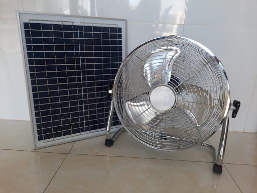 Quạt sẽ làm mát bằng cách chuyển hóa quang năng từ ánh sáng mặt trời thành điện năng, sau đó bộ điều khiển của quạt nạp năng lượng vào pin năng lượng mặt trời (quá trình này mất từ 4 – 6 tiếng).
