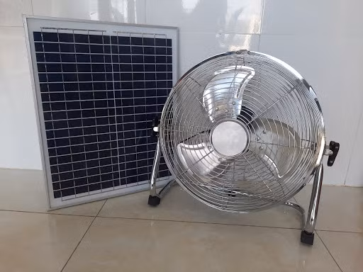 Quạt sẽ làm mát bằng cách chuyển hóa quang năng từ ánh sáng mặt trời thành điện năng, sau đó bộ điều khiển của quạt nạp năng lượng vào pin năng lượng mặt trời (quá trình này mất từ 4 – 6 tiếng).