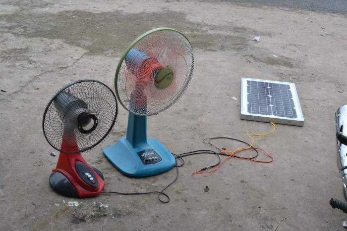 Đó là, nơi đặt pin cần có ánh nắng mặt trời chiếu trực tiếp đủ để hấp thụ năng lượng. Tuổi thọ của pin thường chỉ từ 2-3 năm, sau đó phải thay với chi phí không nhỏ.Vì quạt tách rời khỏi pin nên có thể mất thẩm mỹ.