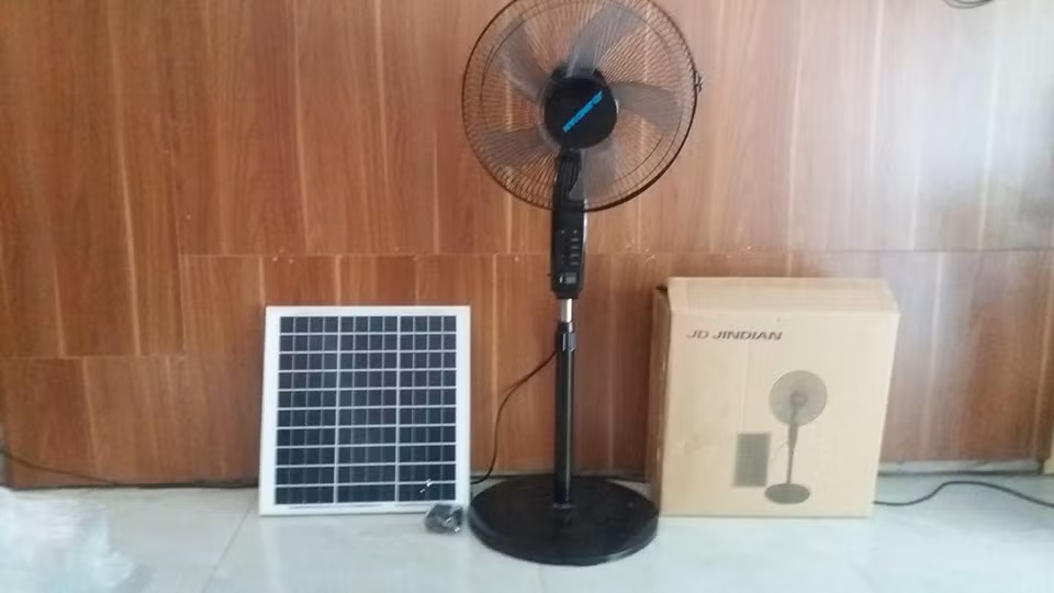 Việc lắp ráp và vận hành quạt khá dễ dàng, chỉ cần chọn vị trí gắn tấm pin để đón ánh nắng, sau đó kết nối với bộ quạt.