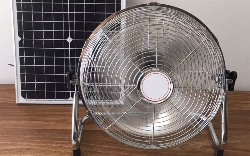 Mỗi chiếc quạt chạy bằng năng lượng mặt trời đi kèm theo một (hoặc nhiều) tấm pin mặt trời giúp hấp thụ ánh nắng và sản xuất điện năng để duy trì hoạt động.