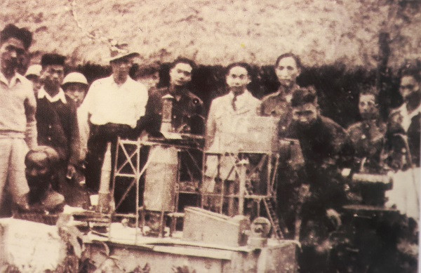 Nha khoa hoc tai ba Vo Quy Huan va me gang dau tien