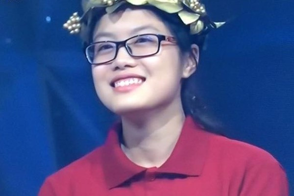 Mai Thị Minh Huyền (trường THPT chuyên Lam Sơn, Thanh Hóa) là thí sinh nữ ấn tượng nhất năm 2016. "Hot girl Olympia" được khen ngợi khi trả lời đúng 11/11 câu hỏi Khởi động trong thời gian kỷ lục ở cuộc thi tuần.