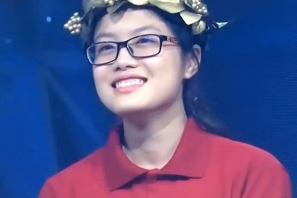 Mai Thị Minh Huyền (trường THPT chuyên Lam Sơn, Thanh Hóa) là thí sinh nữ ấn tượng nhất năm 2016. "Hot girl Olympia" được khen ngợi khi trả lời đúng 11/11 câu hỏi Khởi động trong thời gian kỷ lục ở cuộc thi tuần.