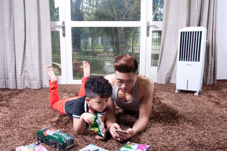 Cấu tạo của quạt hơi nước gồm một thùng chứa nước, màng thẩm thấu nước và một quạt nhỏ để tạo thổi hơi nước ra ngoài tạo nên một luồng khí mát lạnh. Quạt hơi nước giúp không khí trong căn phòng trở nên mát mẻ rất nhanh. 