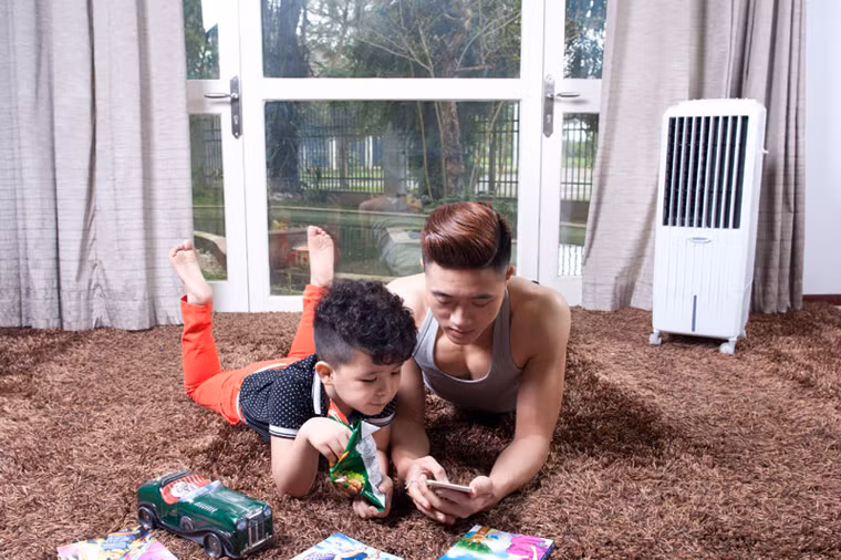 Cấu tạo của quạt hơi nước gồm một thùng chứa nước, màng thẩm thấu nước và một quạt nhỏ để tạo thổi hơi nước ra ngoài tạo nên một luồng khí mát lạnh. Quạt hơi nước giúp không khí trong căn phòng trở nên mát mẻ rất nhanh. 