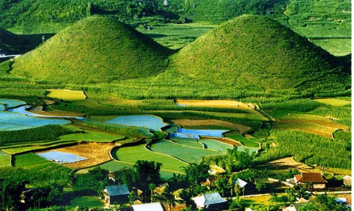 Đặc biệt, trong hành trình vượt dốc Bắc Sum, bạn sẽ có cơ hội chiêm ngưỡng Núi Đôi, một sản phẩm đẹp mắt của tạo hóa.