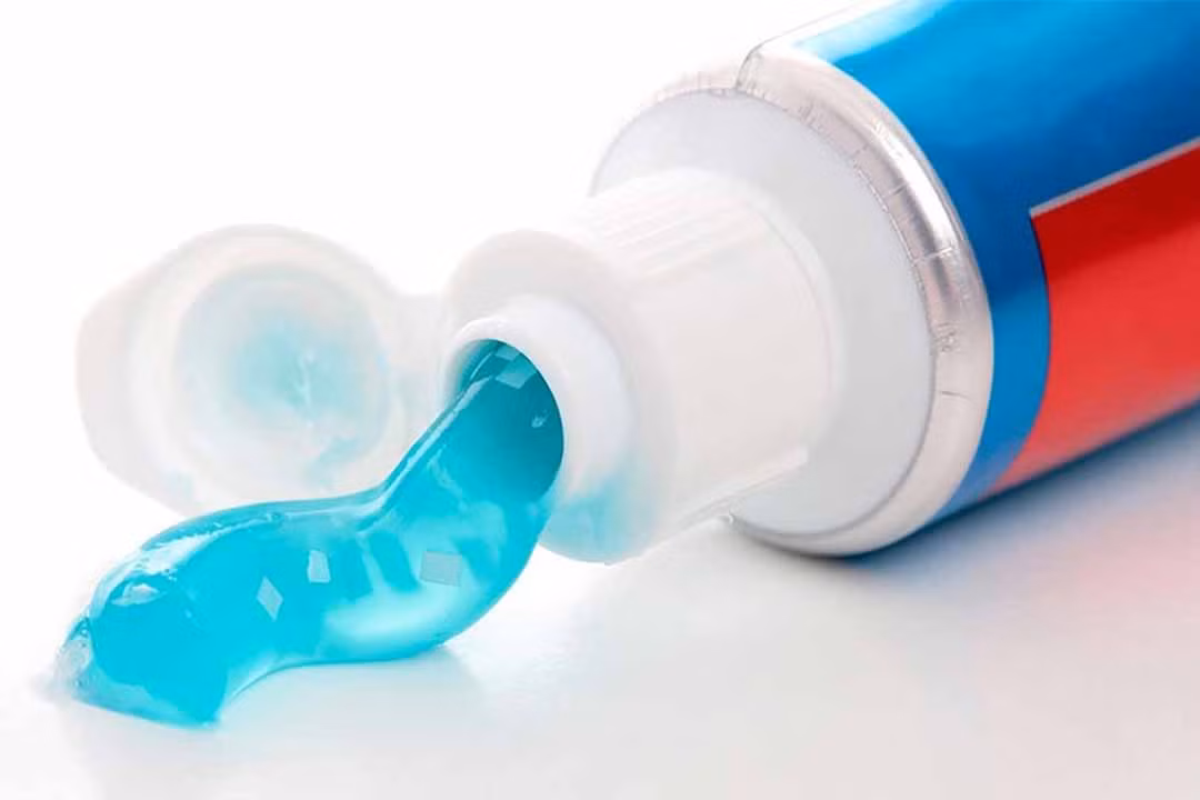 Thoi bay vet ban trong nha tam bang “bao boi” re va an toan-Hinh-3