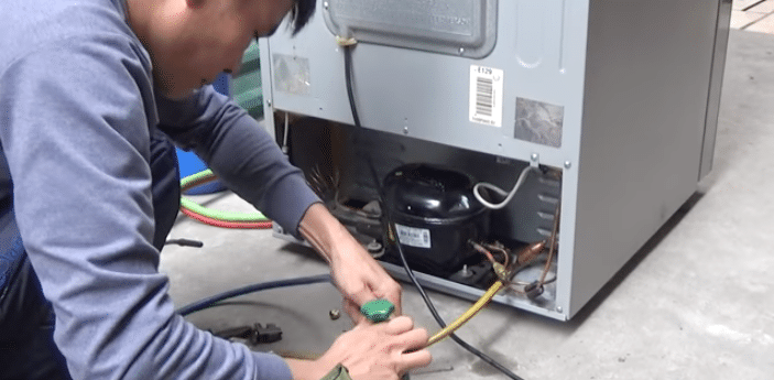 Khi phát hiện tủ lạnh bị rò rỉ gas dẫn đến hết gas bạn cần xử lý ngay bởi sẽ gây nguy hiểm cho máy nén từ đó gây hỏng tủ lạnh, tốn điện và ảnh hưởng đến việc bảo quản thực phẩm trong tủ lạnh.
