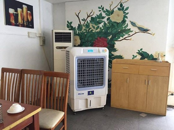 Không chi gây bệnh việc sử dụng quạt hơi nước còn có thể khiến đồ đạc trong nhà giảm tuổi thọ, nhất là đồ điện tử. Dưới tác động của quạt, độ ẩm tăng cao sẽ khiến các thiết bị điện tử bị ẩm gây hỏng hóc.