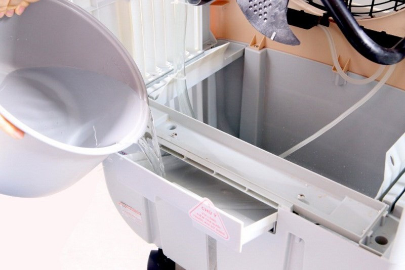 Ngoài ra, nên thường xuyên xả đáy bình chứa nước để tránh tình trạng nước bị bám cặn làm tắc ống dẫn, làm nhiễm khuẩn nước.