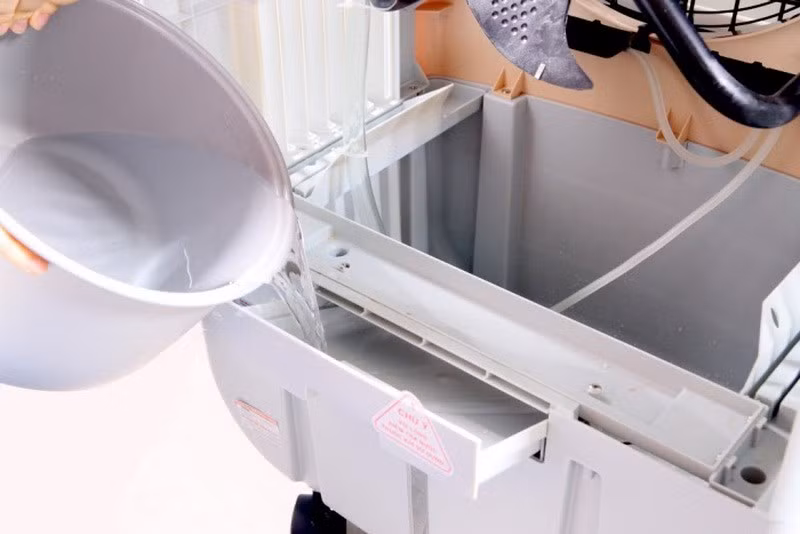 Ngoài ra, nên thường xuyên xả đáy bình chứa nước để tránh tình trạng nước bị bám cặn làm tắc ống dẫn, làm nhiễm khuẩn nước.