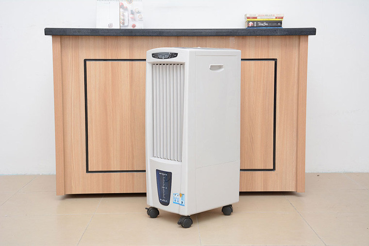 Đối với những gia đình thường sử dụng quạt hơi nước trong phòng kín, sử dụng thêm quạt thông gió hoặc quạt máy sẽ giúp cho hơi nước được hút bớt ra bên ngoài cân bằng độ ẩm với môi trường.