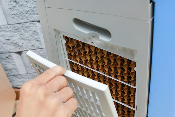 Thường xuyên vệ sinh định kỳ, thay nước và lau rửa lưới lọc chắn bụi, màn thấm nước, bình đựng nước để giảm sự phát triển của vi khuẩn, nấm mốc gây bệnh.