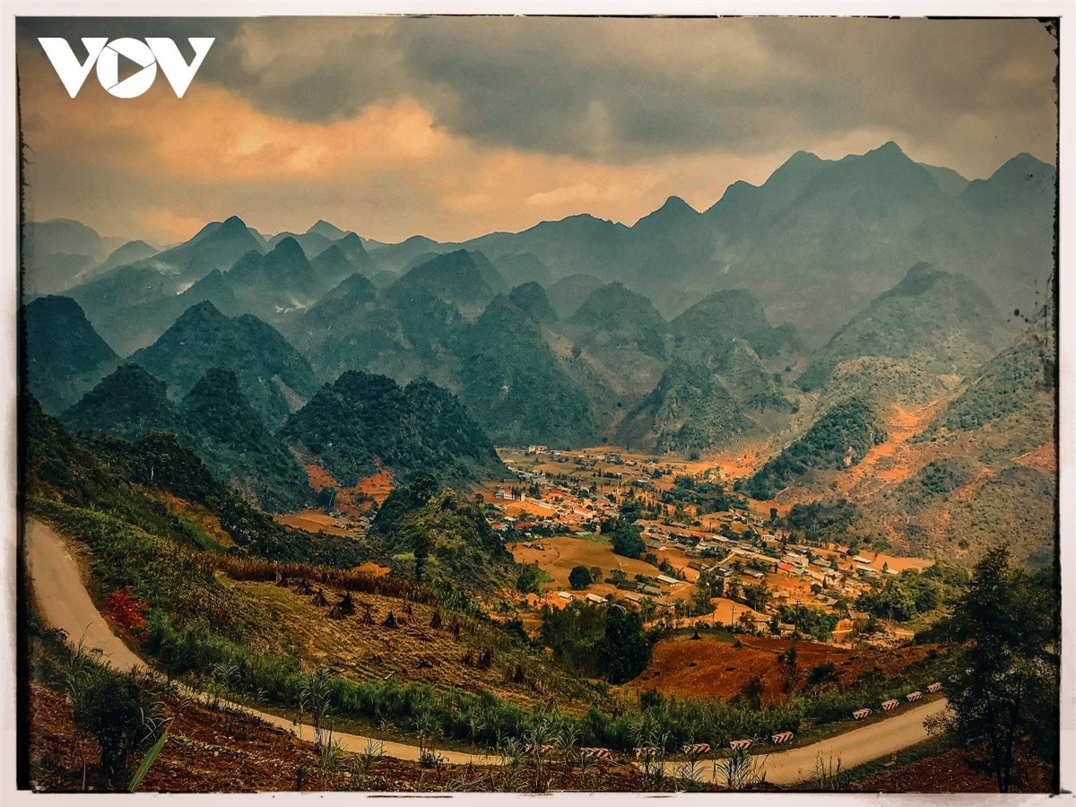 Vòng cung đường ôm lấy bản làng đoạn từ Mậu Duệ sang Du Già thuộc huyện Yên Minh.