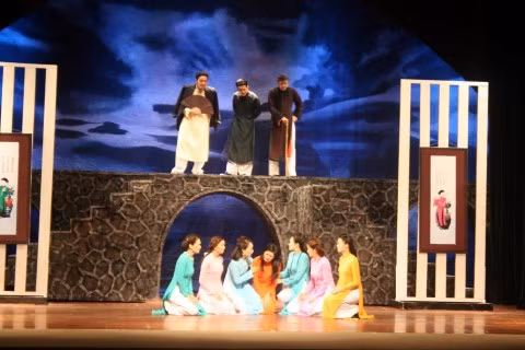 Khi xây dựng Tám Bính, Nguyên Hồng cho biết ông không dựa vào nguyên mẫu nào. Cuộc đời Tám Bính, hoàn toàn do ông tạo nên với tất cả tưởng tượng, suy nghĩ của ông về sự đau khổ mà ông đang sống và phải sống ở xã hội lúc bấy giờ.