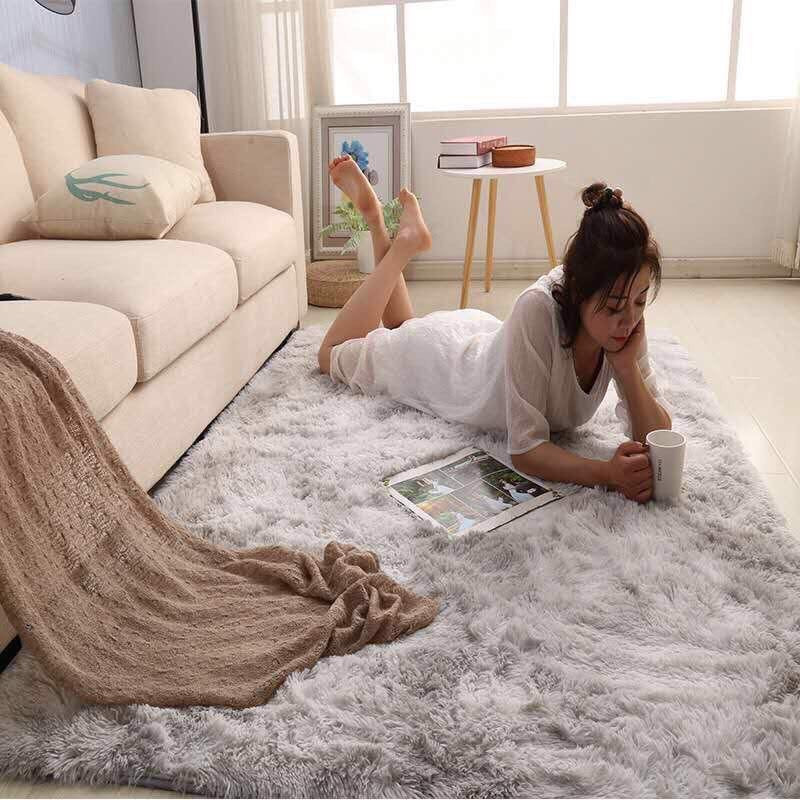 Thảm: Một chiếc thảm bị bỏ quên không được vệ sinh có thể lưu giữ chất bẩn nhiều gấp bốn lần trọng lượng của nó. Ngoài ra, thảm còn là nơi trú ngụ của vi khuẩn, bọ chét, rệp giường, phân côn trùng, nấm mốc… Cách đơn giản nhất hút bụi bằng máy hút bụi 2 -3 lần/tuần và giặt thảm chuyên nghiệp 1 -2 lần/năm.