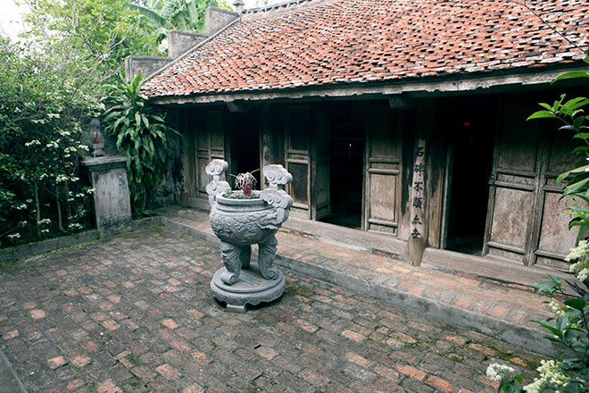 Điểm độc đáo đầu tiên là hoàn cảnh tiếp đón. Thông thường theo phép tắc xã giao khi bạn đến nhà dù thân hay sơ thì trước là trầu nước sau là cơm rượu đãi bạn. Nhưng sau lời chào bạn Nguyễn Khuyến kể ra hàng loạt khó khăn của gia đình. (Ảnh: Khu di tích Từ đường Nguyễn Khuyến). 