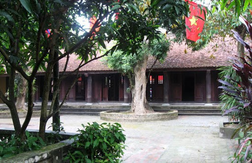 Nguyễn Khuyến liệt kê: Muốn ra chợ thì chợ xa, muốn sai trẻ thì trẻ đi vắng, muốn bắt cá thì ao sâu, muốn đuổi gà thì vườn rộng, rào thưa, ngay đến miếng trầu cũng không có. (Ảnh khu di tích Từ đường Nguyễn Khuyến). 