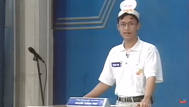 Khi tham gia Đường Lên Đỉnh Olympia mùa đầu tiên, Nguyễn Thành Vinh là học sinh chuyên hóa trường THPT Chuyên Lam Sơn, Thanh Hóa. Năm đó, Thành Vinh về nhì với 250 điểm. 