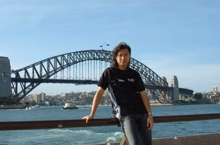 Tuy nhiên, còn rất nhiều thông tin thú vị về Nguyễn Thành Vinh mà nhiều người không biết . Đấy là sau khi thi Đường lên đỉnh Olympia xong, Nguyễn Thành Vinh tham dự kỳ thi Olympic Hóa quốc tế và giành huy chương bạc.