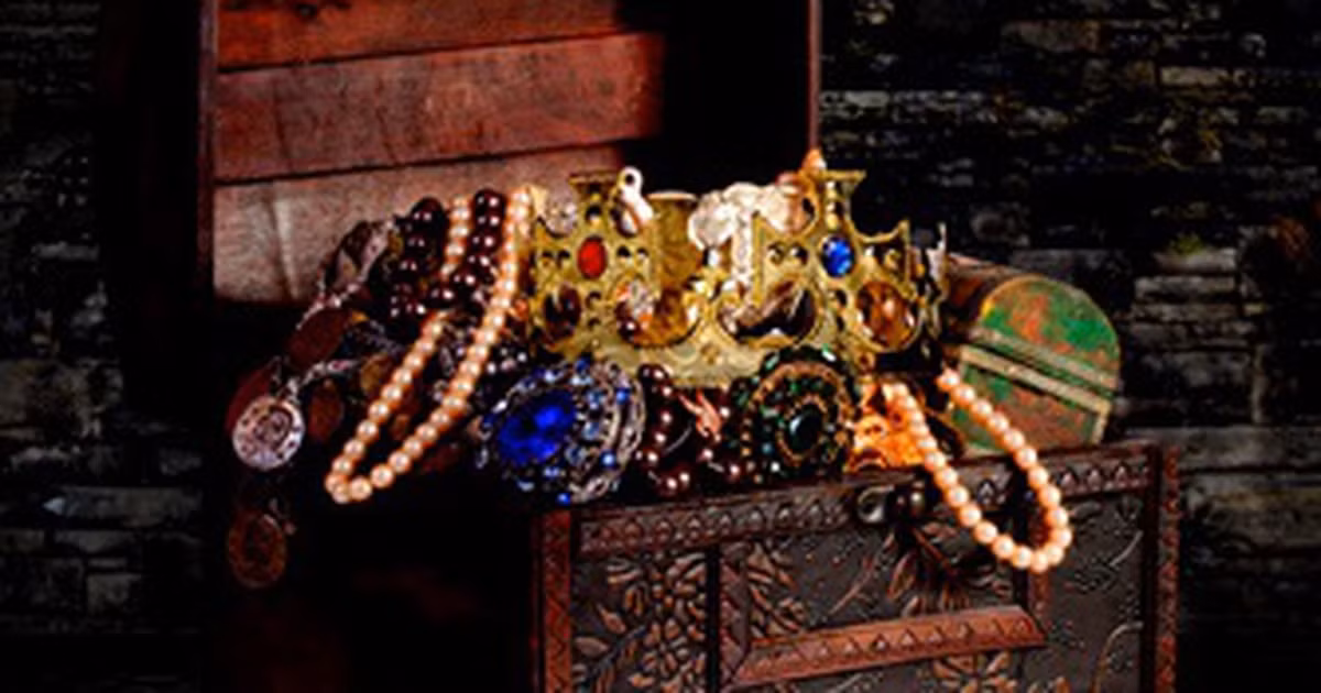 Ngoài ra, vua không lo chống giặc mà chỉ lo mang tiền vàng đi giấu ở những nơi heo hút, hẻo lánh vì sợ giặc cướp. Sử sách chép lại rằng Phế Đế cho quân tải tiền đồng cất dấu vào núi Thiên Kiện (hay là núi Địa Cận) ở Hà Nam và chùa Khả Lãng ở Lạng Sơn đề phòng bị Chiêm cướp. 