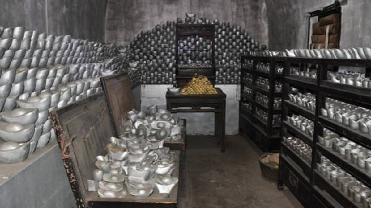 Không những vậy, triều đình còn tiếp tục cho tăng sưu thuế để cứu kho tàng trống rỗng vì chiến tranh, bắt mỗi suất đinh đóng 3 quan tiền thuế khiến cho nhân dân ngày càng cực khổ. Vua bắt “đinh nam” không phân biệt có ruộng hay không, phải nộp 3 quan tiền một năm.