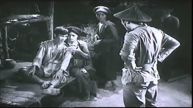 Bán con chị Dậu như đứt từng khúc ruột lúc nào cũng nghĩ “còn có ngày nào đem được nó về nữa không”. Ngay đến khi bị giải lên huyện, nhịn đói với “sợi dây thừng gò ở hai cánh tay”, chị vẫn nghĩ đến cái Tĩu, thằng Dần, cái Tý.