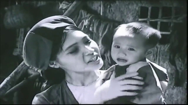 Mùa sưu đến, anh Dậu bị ốm vẫn bị bọn cai lệ cùm kẹp lôi đi. Bị đẩy vào đường cùng chị Dậu đành bán đi cái Tí, đứa con gái đầu lòng 7 tuổi ngoan ngoãn, hiếu thảo và ổ chó mới đẻ chưa kịp mở mắt cho vợ chồng lão Nghị Quế để lấy hai đồng nộp sưu.