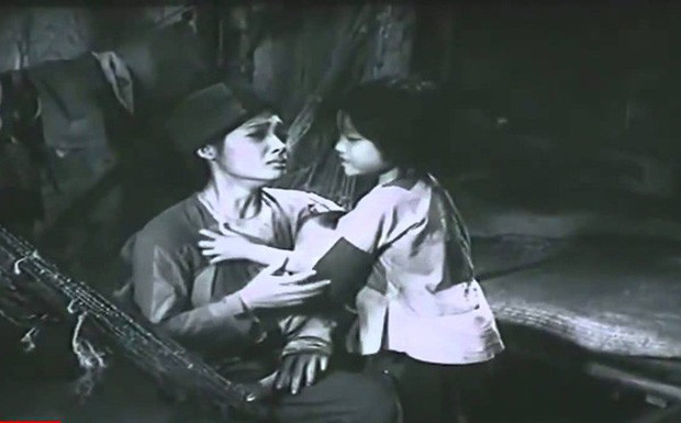 Nhận xét về chị Dậu, nhà văn Nguyễn Tuân viết: “Chị Dậu lành mạnh cơ thể và hồn nhiên trong cách nghĩ trong việc làm, hồn nhiên hiểu theo cái nghĩa của sự thẳng thắn tự nhiên ở một tâm tính người” (Lời giới thiệu truyện Tắt đèn – Nguyễn Tuân).