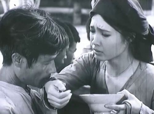 Nhưng bán chó, đứt ruột bán con chị Dậu vẫn chưa hết khổ. Đủ tiền nộp suất sưu cho chồng, bọn cai trong làng lại ép chị nộp cả tiền sưu cho em trai anh Dậu đã chết với lý do chết ở năm ta nhưng lịch tây đã sang năm mới.