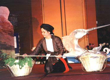 Không chỉ thương yêu thấu hiểu, đề cao phẩm chất của vợ, Tú Xương còn tự oán trách mình, không thể cùng vợ gánh vác trách nhiệm: “Cha mẹ thói đời ăn ở bạc/Có chồng hỡ hững cũng như không”. 