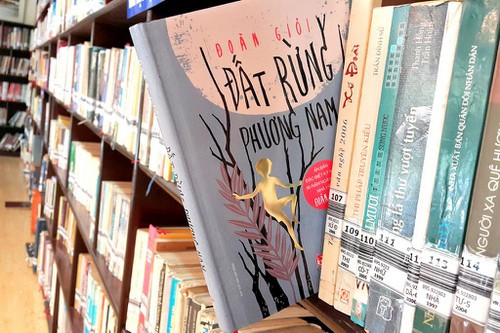 Đầu năm 1957, nhà văn Nguyễn Huy Tưởng lúc ấy phụ trách thành lập NXB Kim Đồng đề nghị nhà văn Đoàn Giỏi viết một tác phẩm về thiếu nhi Nam Bộ, thời gian viết trong 4 tháng. Đoàn Giỏi nhận lời. Nhưng do bận rộn nhiều công việc, ông vẫn chưa động bút.